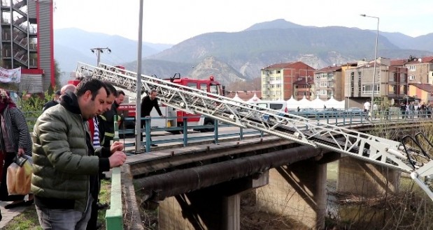 18 yaşındaki genç köprüden atladı, vatandaşlar film izler gibi izledi