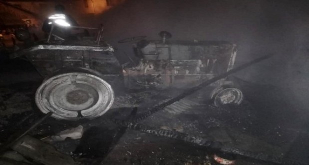 2 samanlık ve 1 traktör yandı