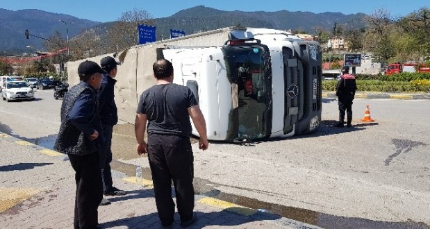 22 ton ip yüklü tır kavşakta refüje çarpıp devrildi