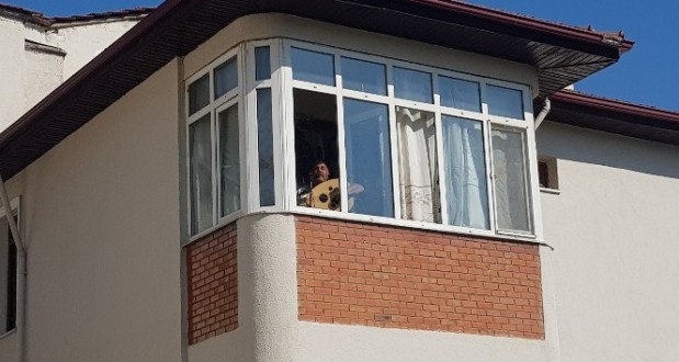 74’lük dededen mahalleliye balkonda Türk sanat müziği konseri