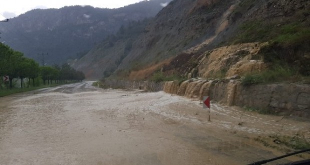 Aniden bastıran sağanak yağış heyelan riskini arttırdı