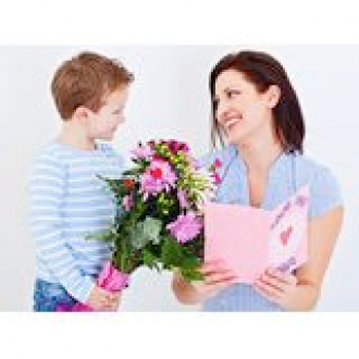 Anne çiçek bekliyor  çocuklar kıyafet alıyor