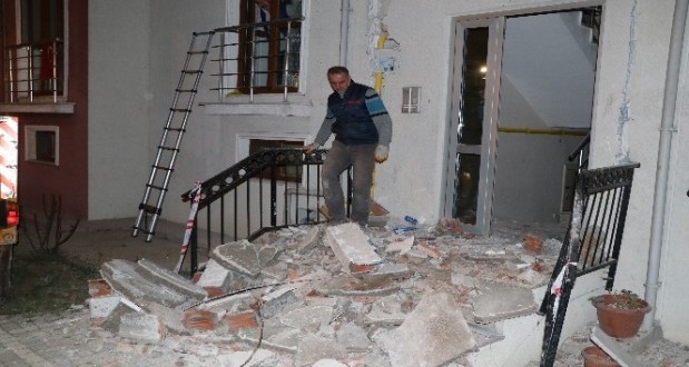 Apartma Girişi Çöktü,Facianın Eşiğinden Dönüldü