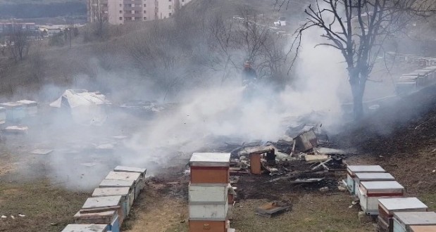 Arıların bakımı için bıraktığı kovan körüğü yangın çıkardı