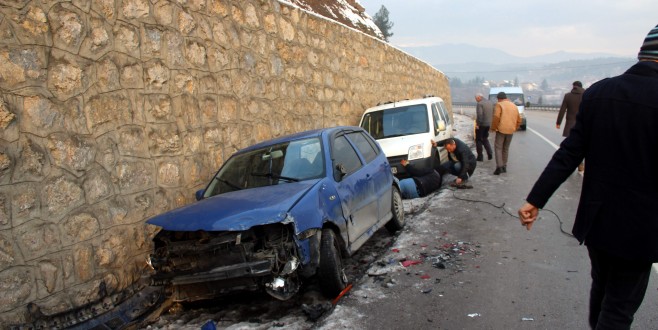 Buzlanan yolda 10 araç kaza yaptı