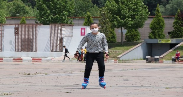 Çocuklar iznin keyfini meydanlarda çıkardı