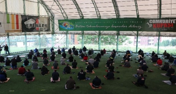 Cuma namazı spor salonunda sosyal mesafe ile kılındı