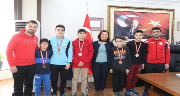 Dereceye giren sporculardan Başkan Köse’ye ziyaret