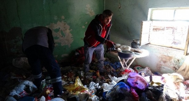 Evde 2 kamyon çöp biriktirdi