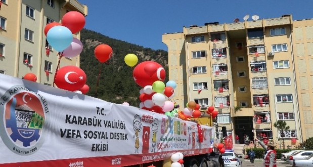 Evde kalan çocuklar bayram coşkusunu süslenen tır ile kutladı