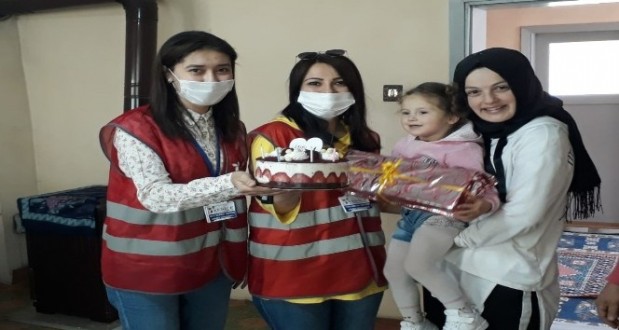 Evden çıkamayan 3 yaşındaki Zeynep’e doğum günü sürprizi