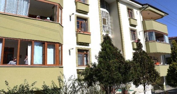 Evden çıkamayan çocuklar balkondan balkona oyun oynuyor