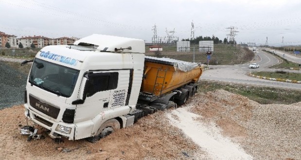 Freni patlayan tır yoldan çıktı: 1 yaralı