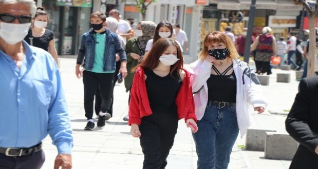 Gençler sokaklara akın etti, hareketlilik arttı