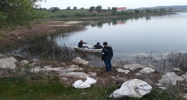 Gölette ağ ile kaçak balık avlayan 3 kişiye 16 bin 950 TL ceza kesildi