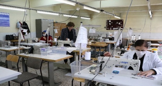 Gönüllü öğretmenler sağlıkçılar için maske üretiyor