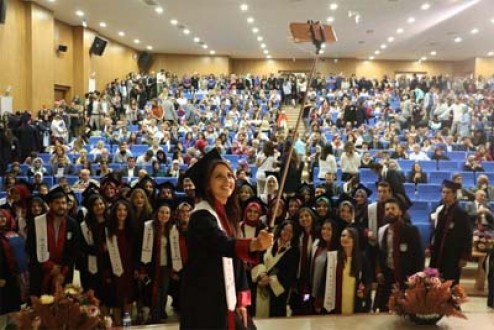 Güzel Sanatlar ve Tasarım Fakültesi’nde Mezuniyet Sevinci