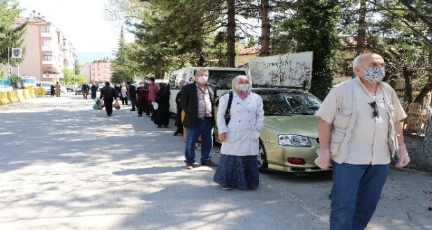 Halk pazarında “korona” kuyruğu