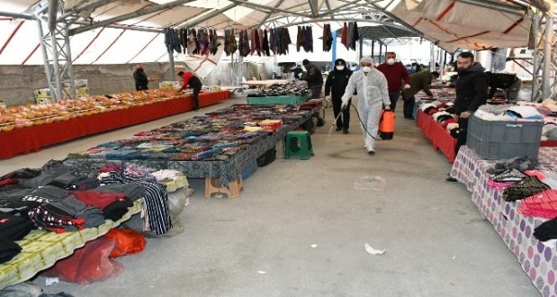 Halk pazarında önce dezenfekte yapıldı sonra dua edildi