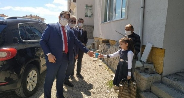 Harçlıklarını Milli Dayanışma Kampanyasına bağışladı