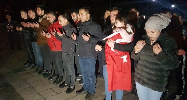 İdlib şehitleri için konvoy yapılarak dua edildi