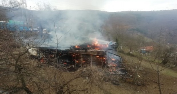 İki katlı ahşap ev yangında küle döndü