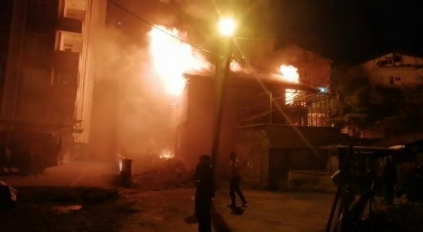 İki katlı evin çatısı alevlere teslim oldu