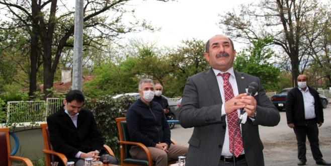 İl Müdürü huzurevinde kalan yaşlıları türkü söyleyerek eğlendirdi