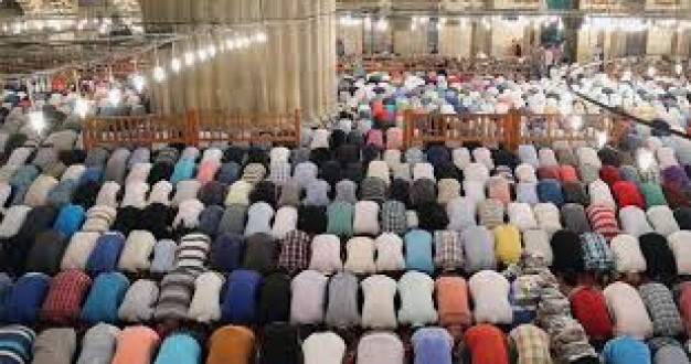 İlk Teravih Cuma Günü Kılınacak