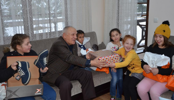 Kamil dedeleri torunlarını bu Yılbaşında da unutmadı