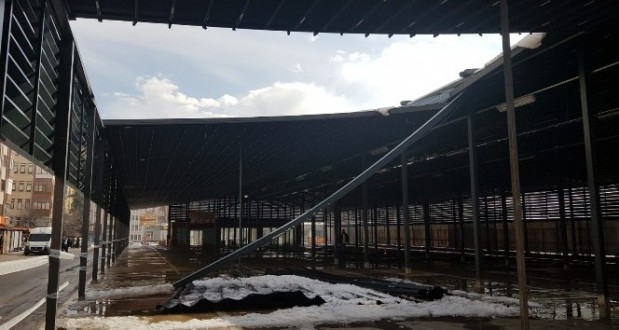 Kar ağırlığını kaldıramayan pazar yerinin çatısı çöktü