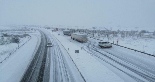 Kar yağışı tırları yolda bıraktı