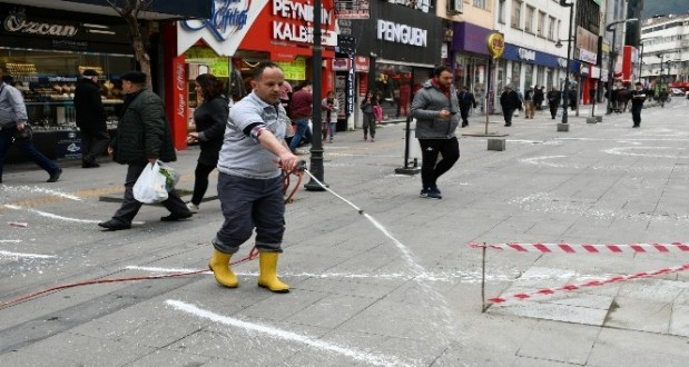 Karabük’te cadde ve sokaklar köpüklü dezenfekte ediliyor