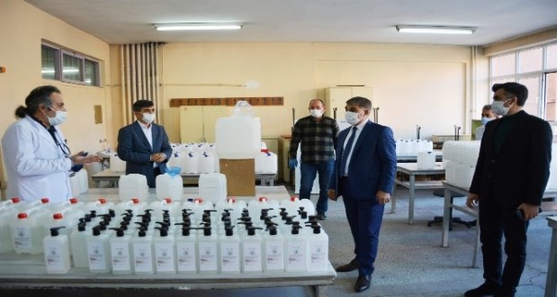 Karabük’te maske ve dezenfektan üretimi sürüyor