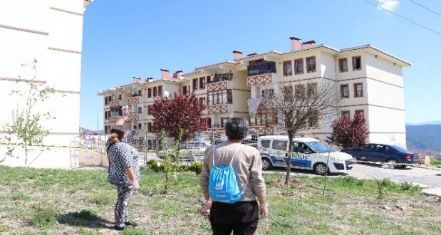 Karantinadaki evladı ve torunlarıyla uzaktan gözyaşlarıyla hasret giderdi