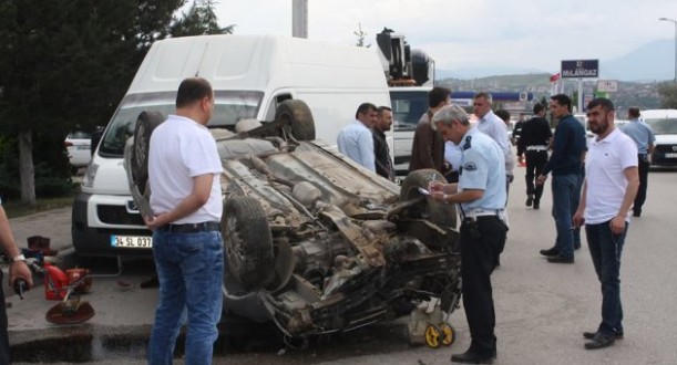 Karşı Şeride Geçen Otomobil Takla Attı