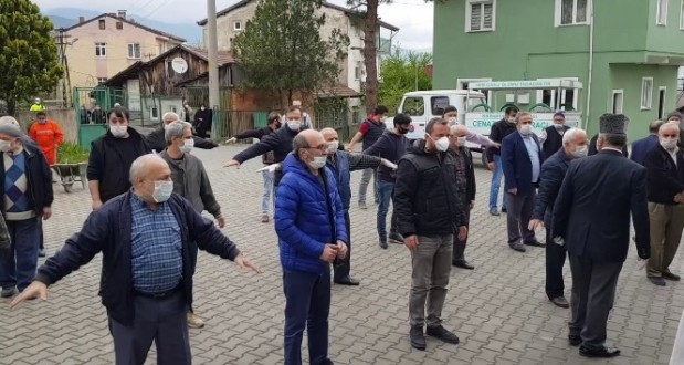 Kore gazisinin cenazesinde cemaat kollarını açarak ‘sosyal mesafe’ önlemi aldı