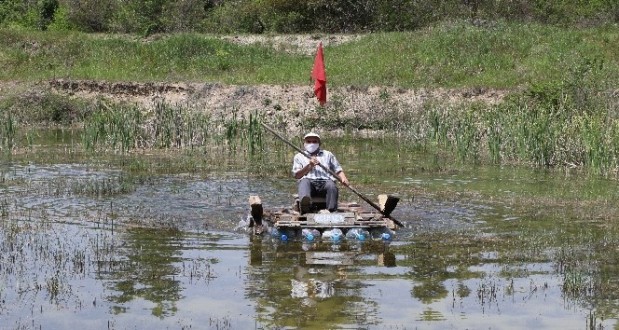 Korona günlerini elleriyle yaptığı salda geçiriyor