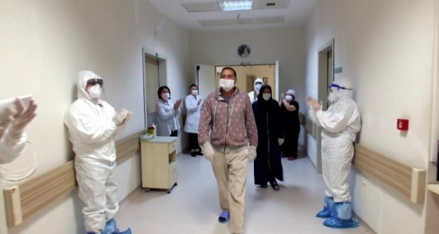 Korona virüsü yenen çift alkışlar eşliğinde taburcu edildi