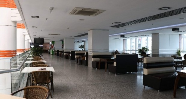 Koronadan kaçan vatandaşlar alışveriş merkezlerini terk etti