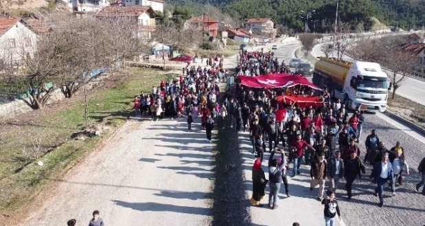 Köylüler kara yolunda yürüyerek Mehmetçik’e destek verdi