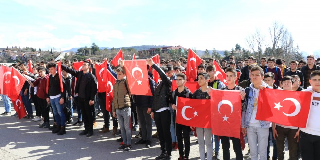 Liseli öğrenciler şehitler için yürüdü